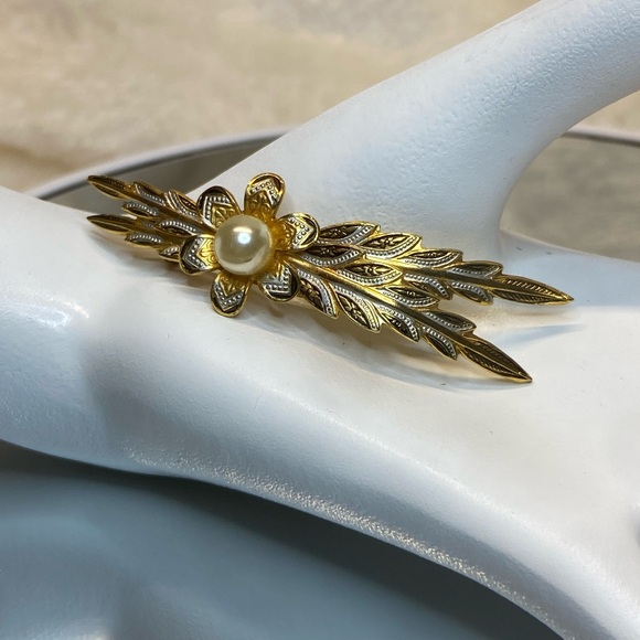 Vintage Damascene Floral Brooch Pin Faux Pearl in Center of Flower Beautiful EUC - Picture 6 of 10